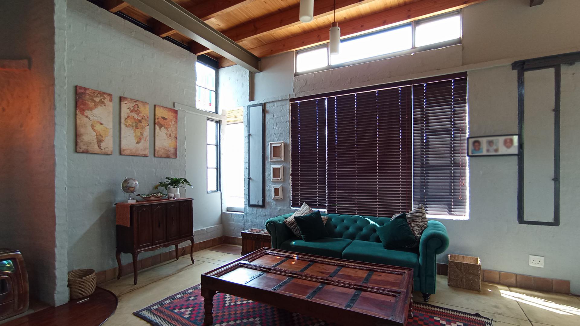 Lounges - 28 square meters of property in Farmall A.H.