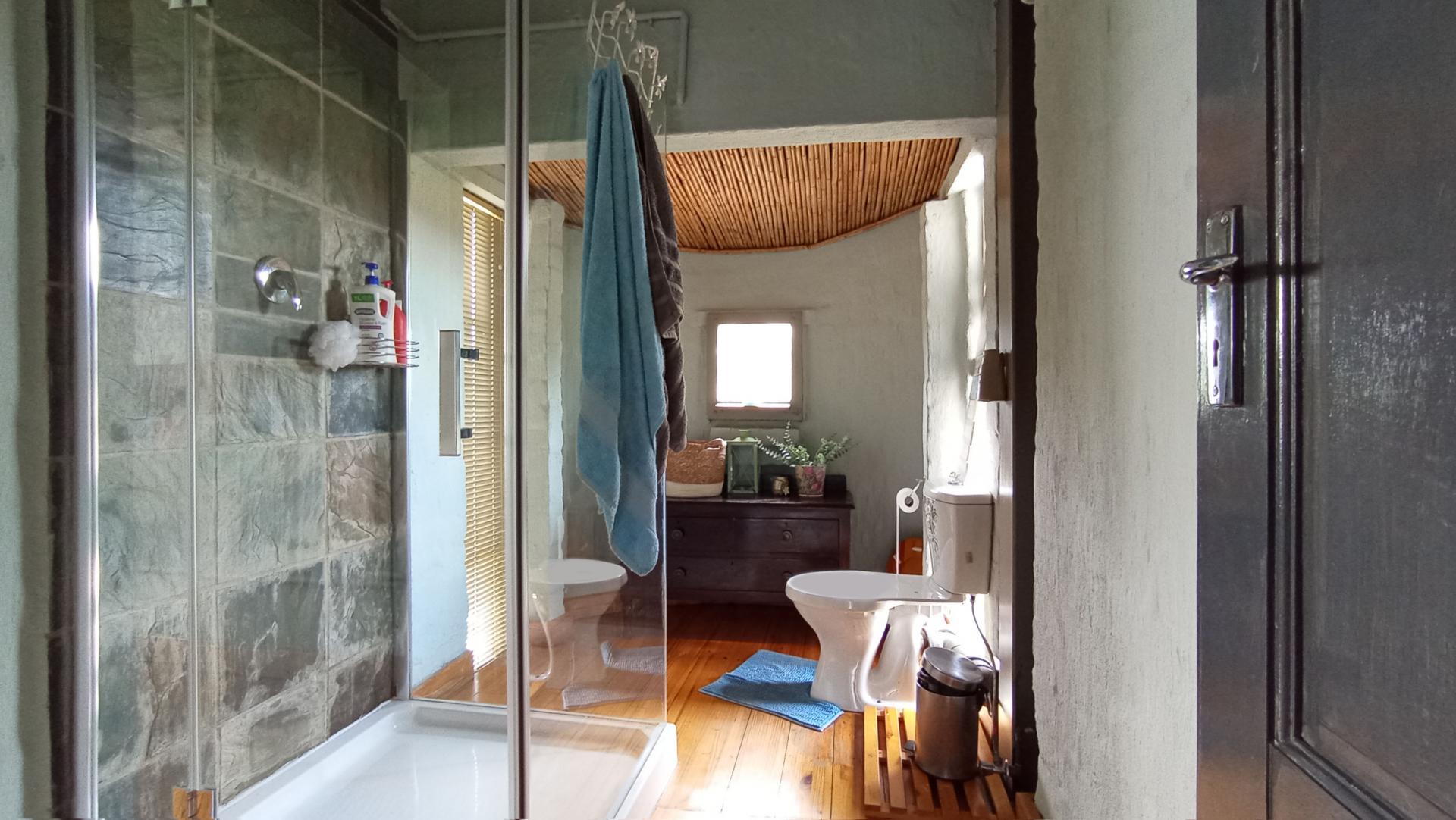 Bathroom 1 - 15 square meters of property in Farmall A.H.