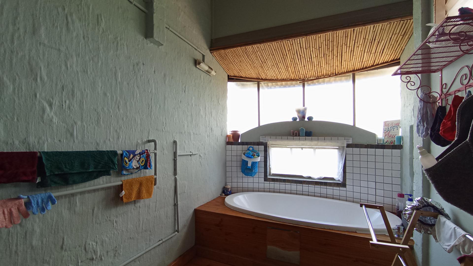 Bathroom 1 - 15 square meters of property in Farmall A.H.