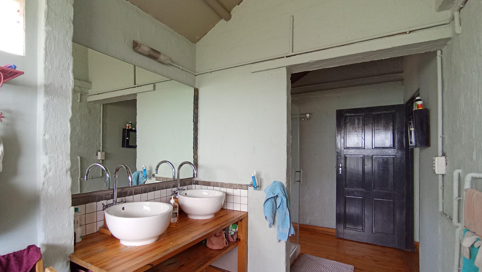 Bathroom 1 - 15 square meters of property in Farmall A.H.