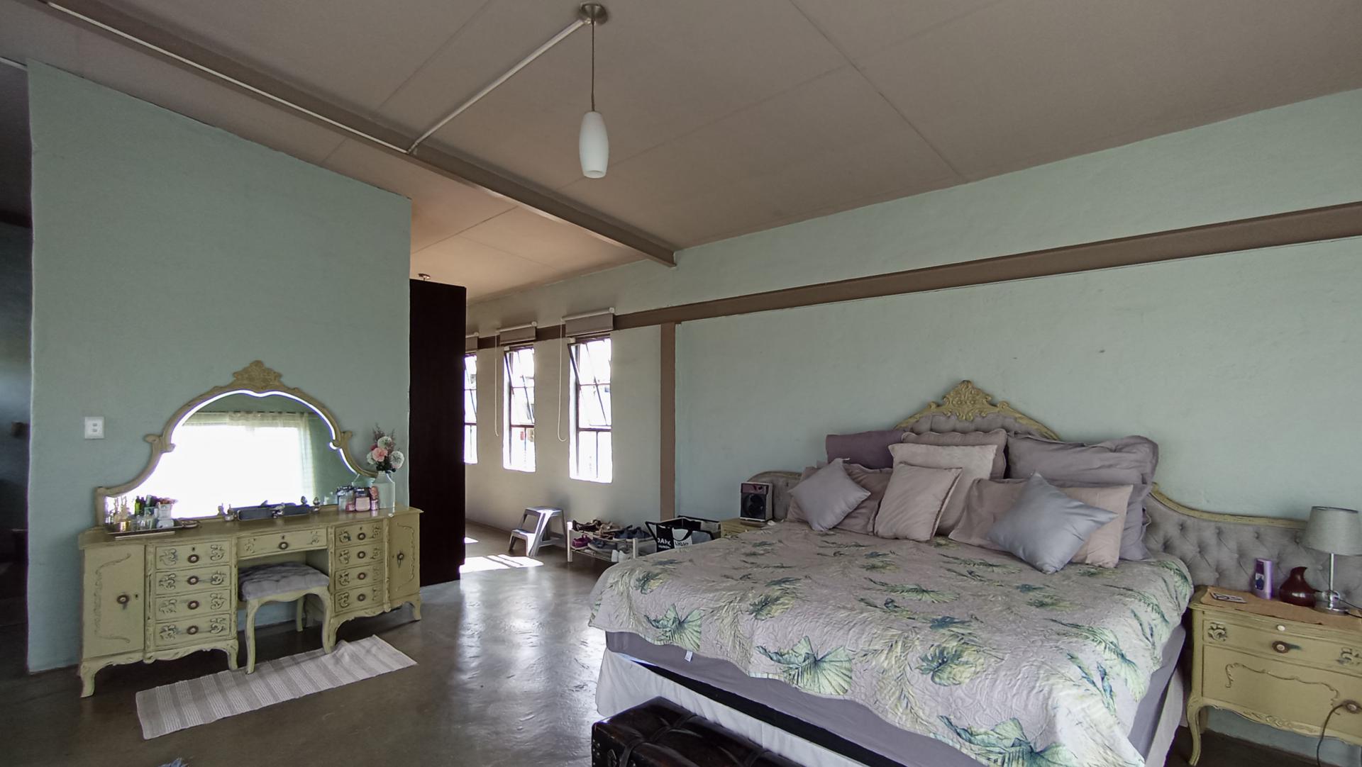 Main Bedroom - 39 square meters of property in Farmall A.H.