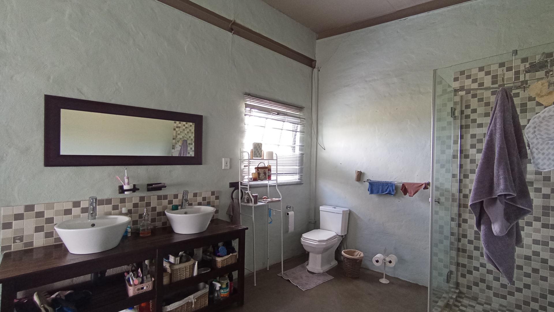 Main Bathroom - 11 square meters of property in Farmall A.H.