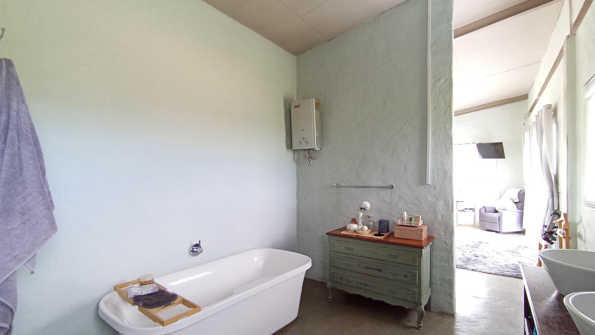 Main Bathroom - 11 square meters of property in Farmall A.H.