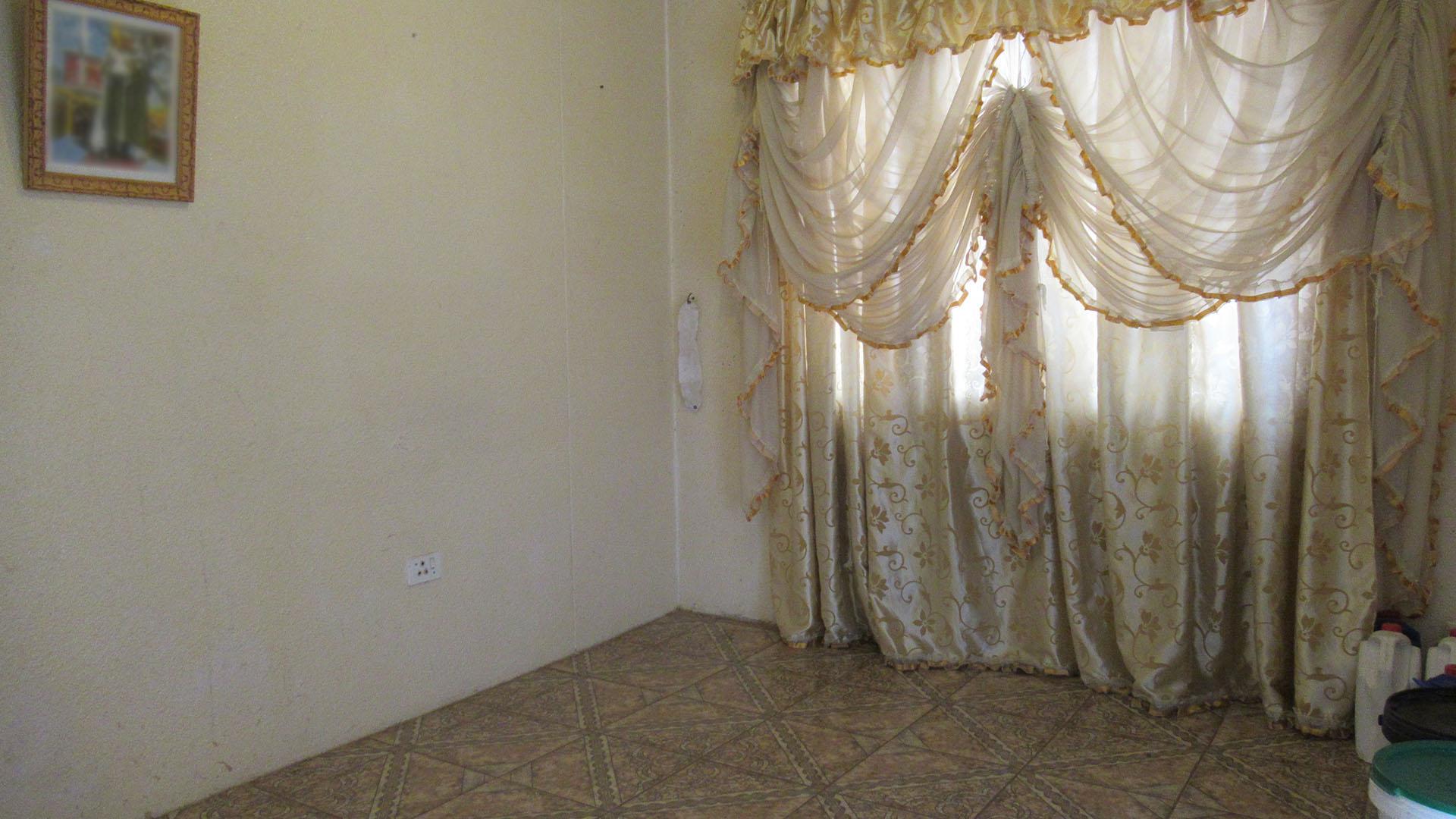 Lounges - 11 square meters of property in Meredale