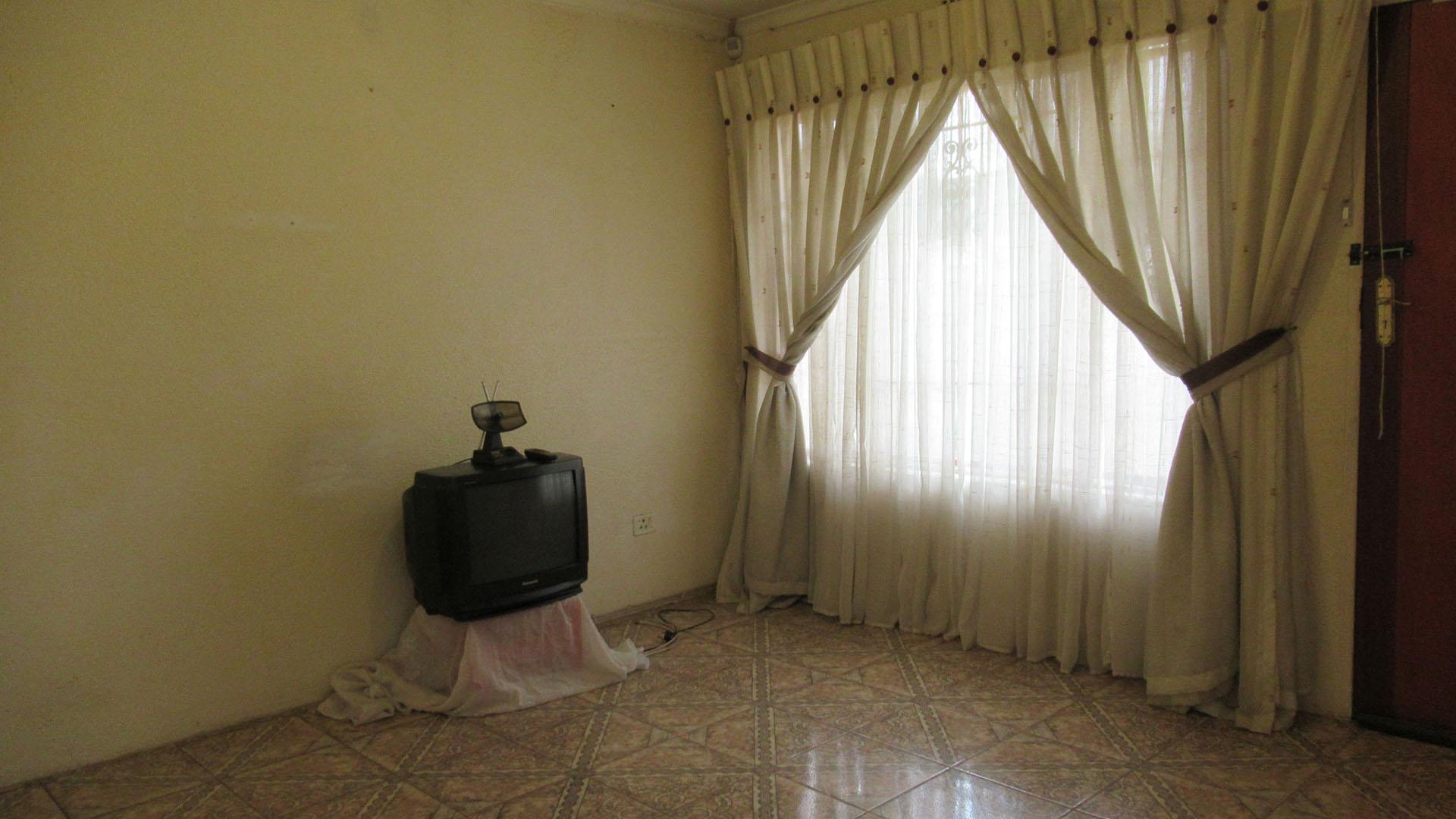 Lounges - 11 square meters of property in Meredale