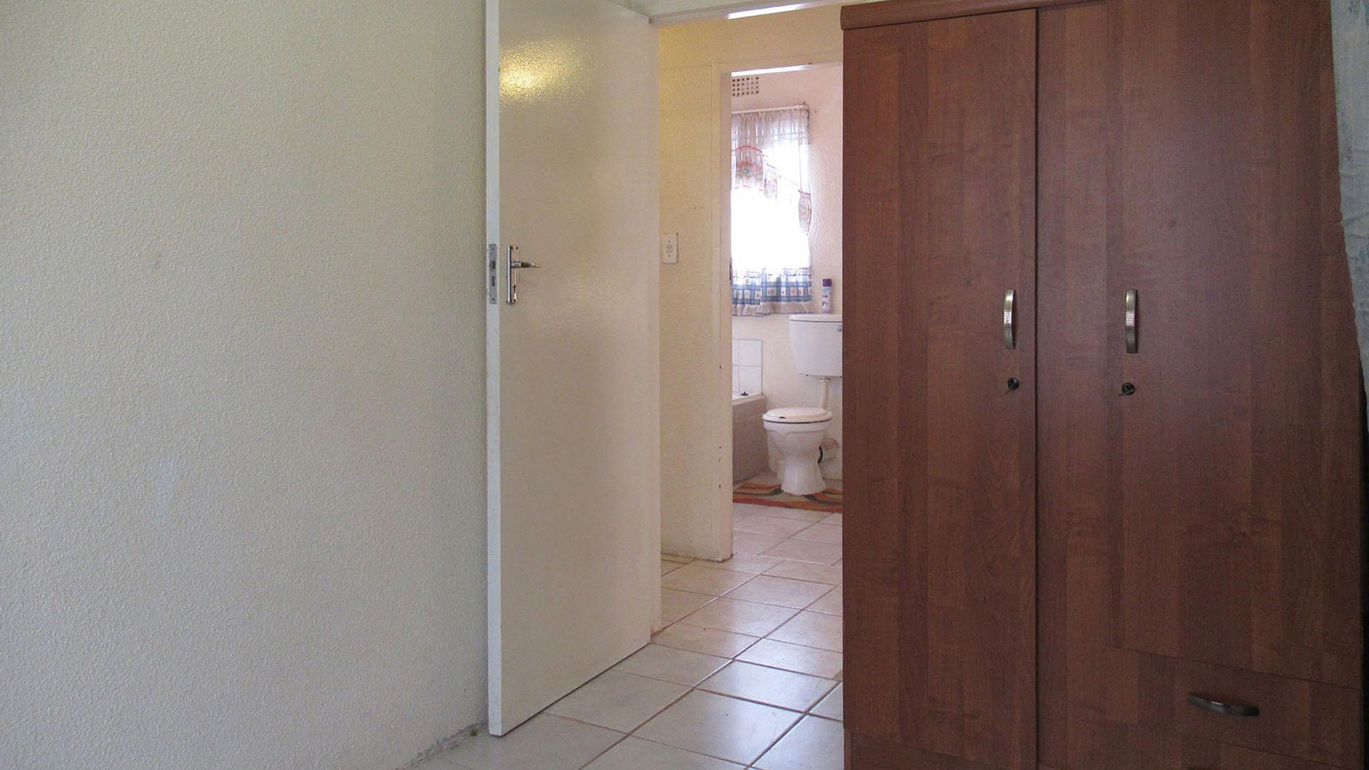 Bed Room 1 - 9 square meters of property in Meredale