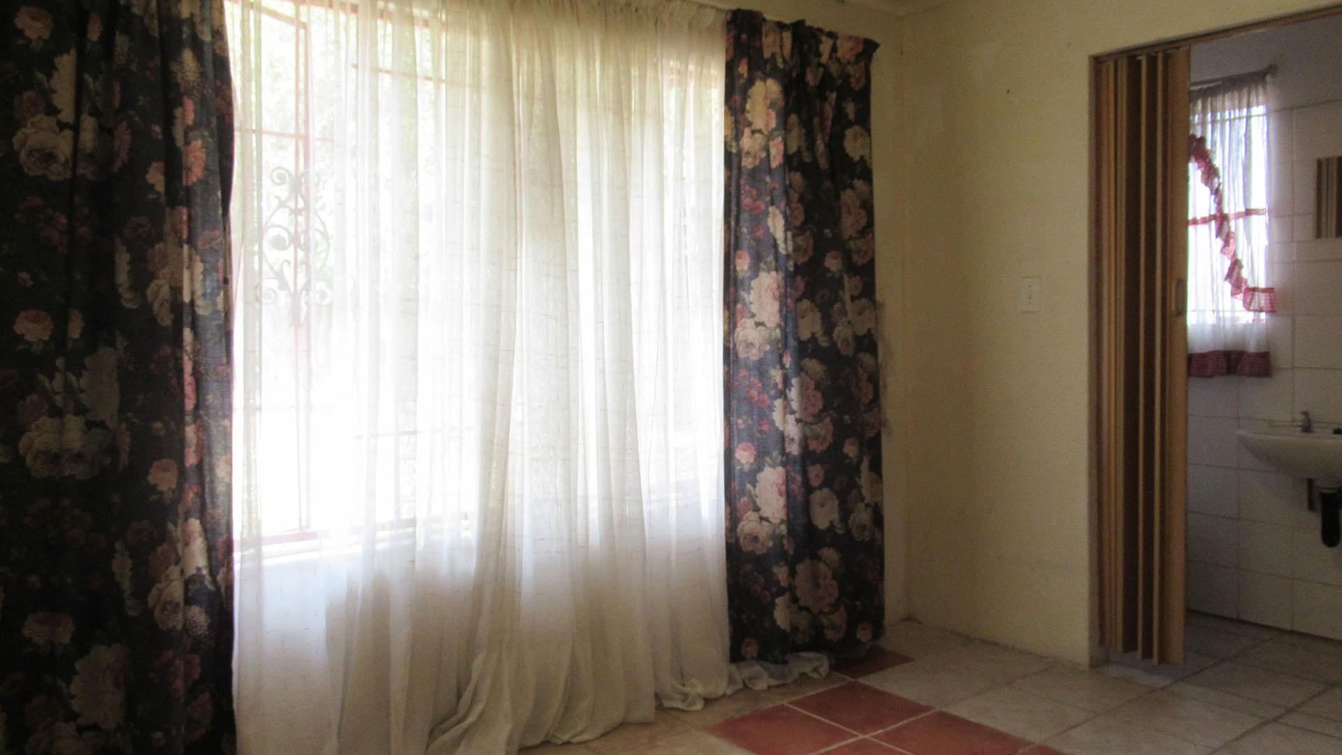 Main Bedroom - 13 square meters of property in Meredale