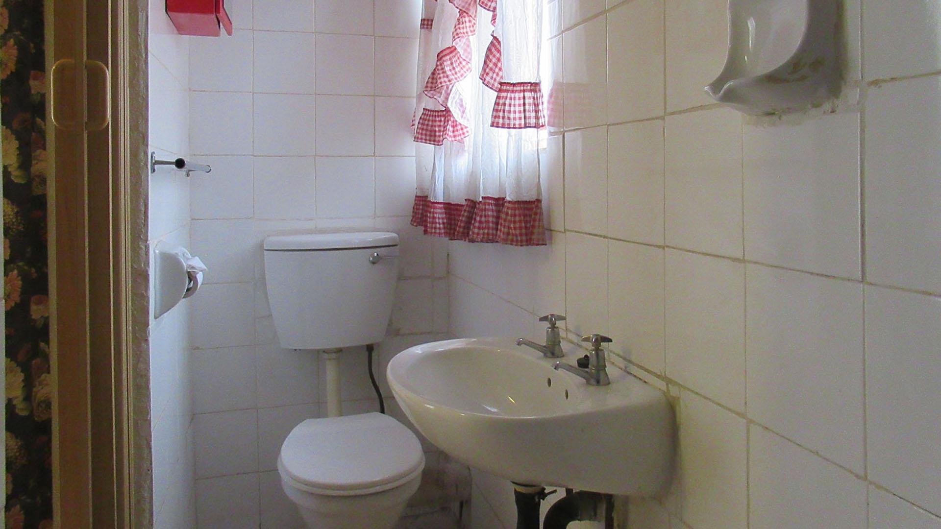 Main Bathroom - 4 square meters of property in Meredale