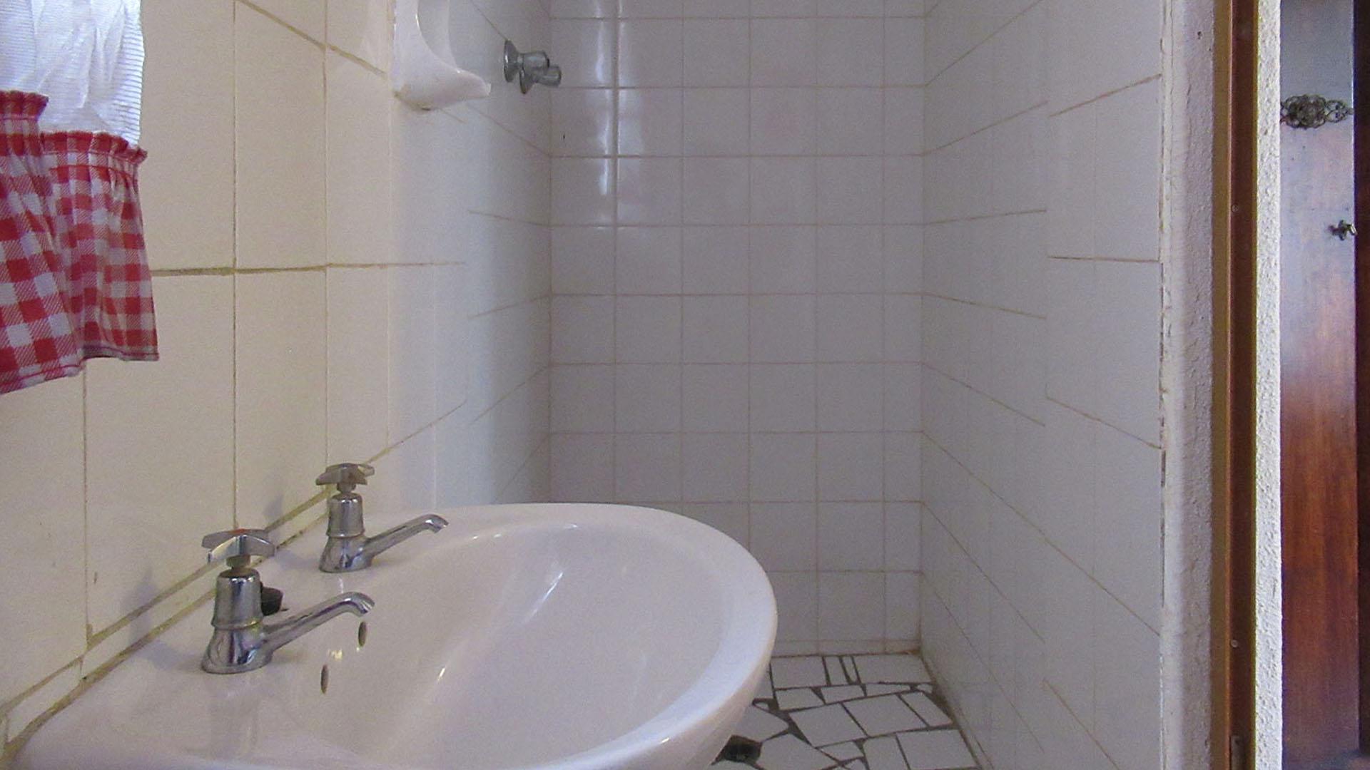 Main Bathroom - 4 square meters of property in Meredale