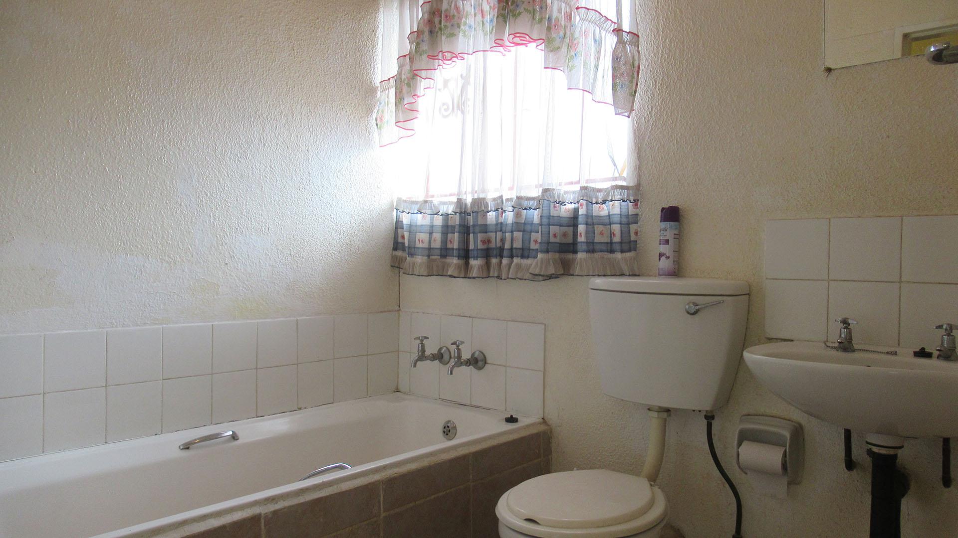 Bathroom 1 - 4 square meters of property in Meredale