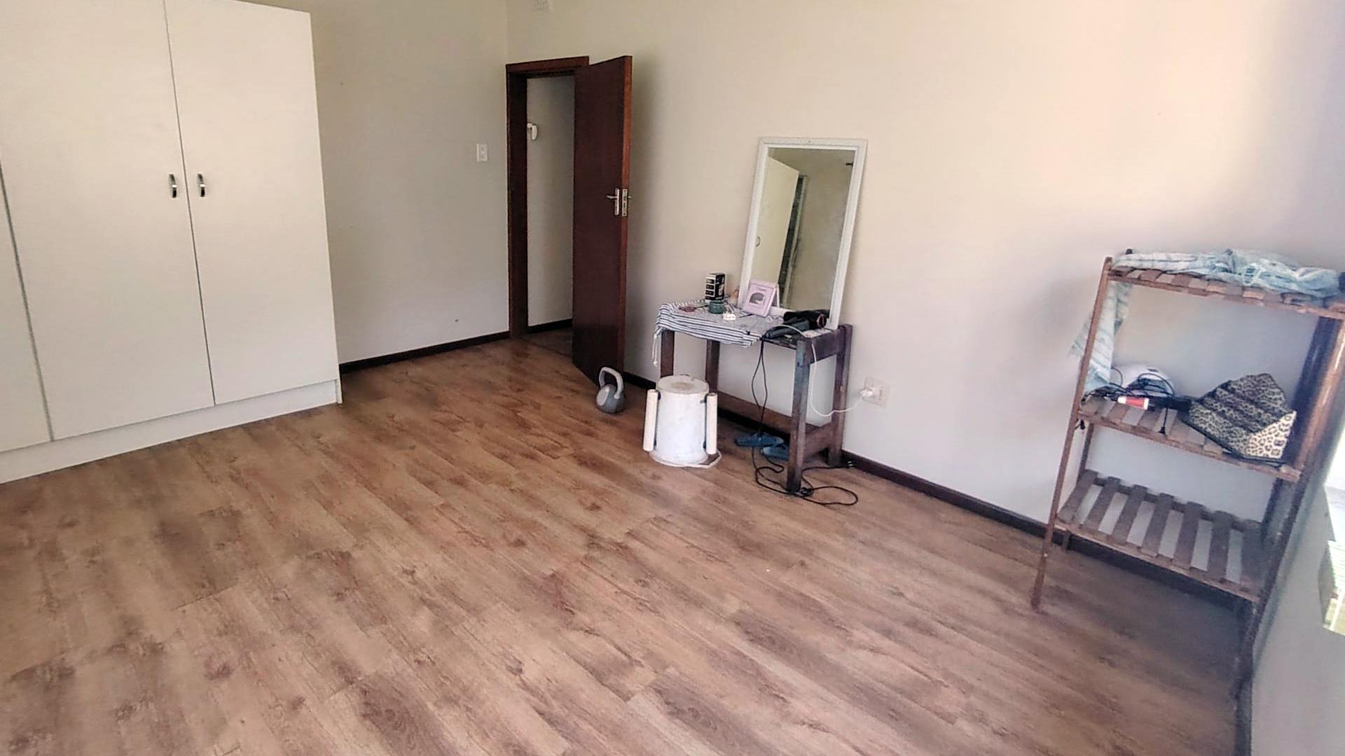 Bed Room 1 of property in Glenmore (KZN)