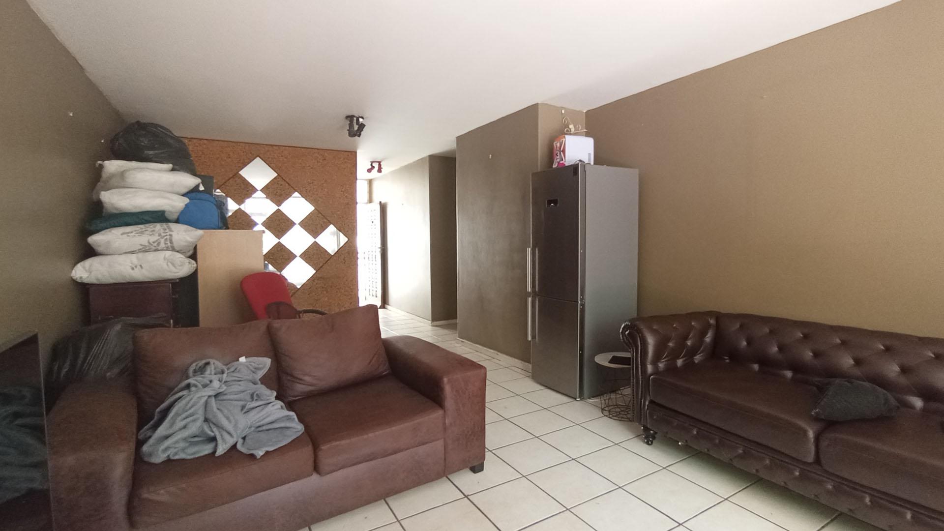 Lounges - 18 square meters of property in Arcadia