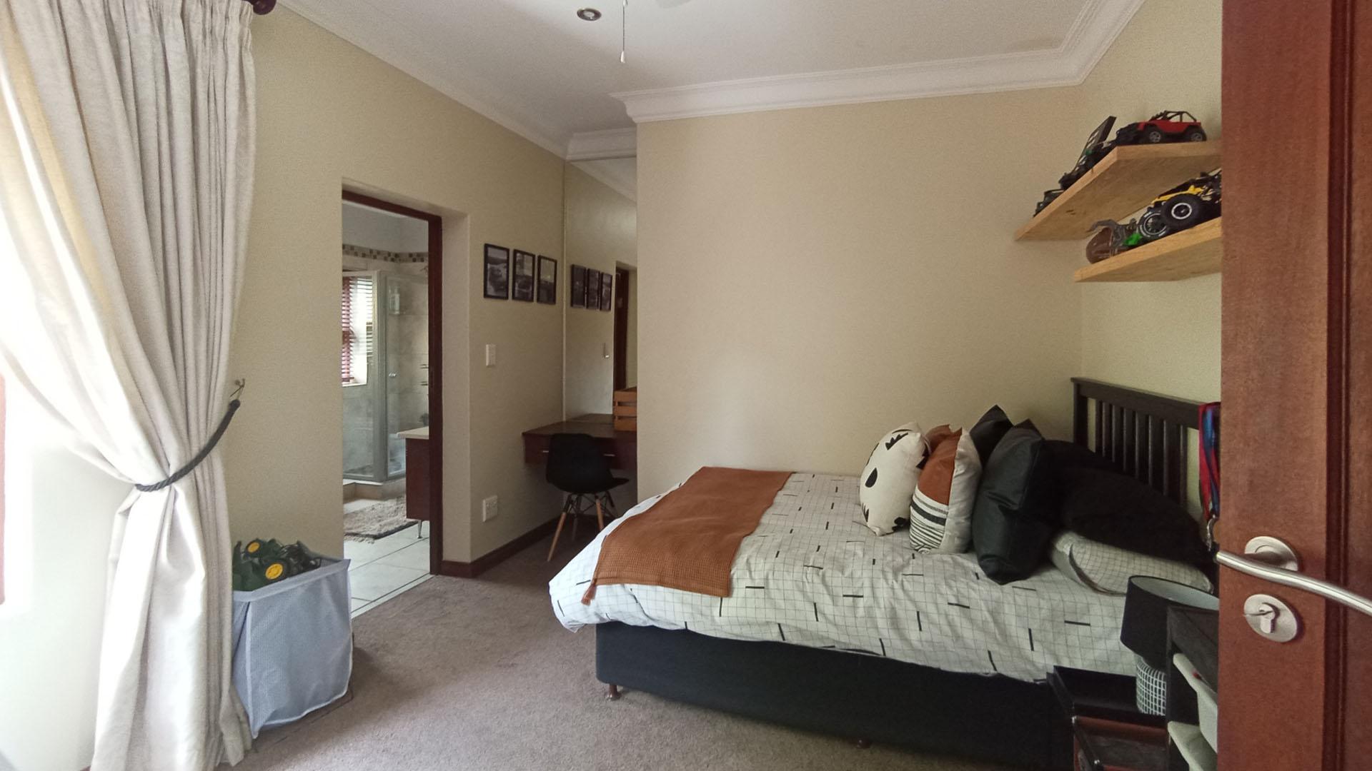 Bed Room 2 - 19 square meters of property in Bronberg