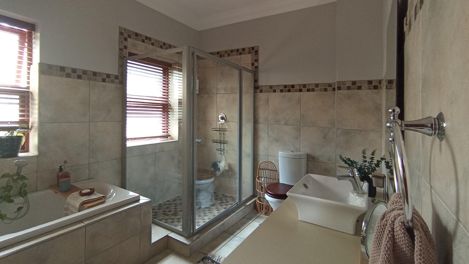 Bathroom 2 - 10 square meters of property in Bronberg