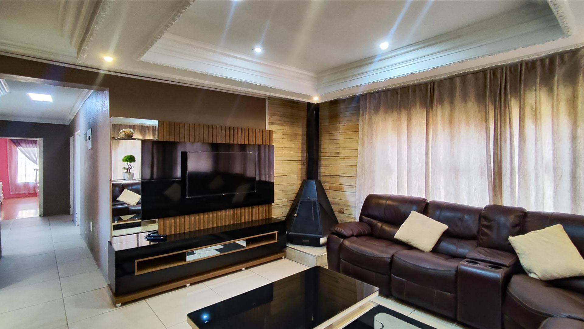 Lounges - 20 square meters of property in Actonville