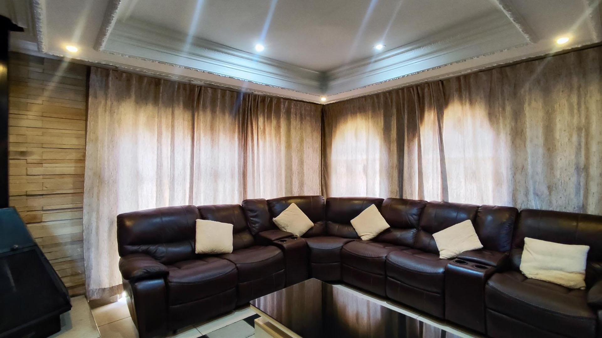 Lounges - 20 square meters of property in Actonville