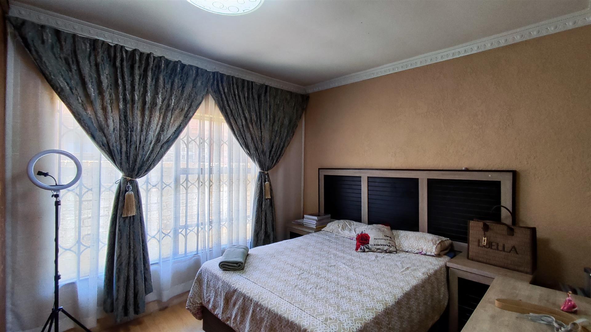 Bed Room 1 - 13 square meters of property in Actonville