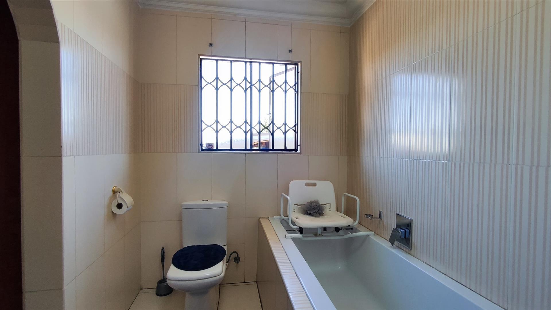 Main Bathroom - 8 square meters of property in Actonville