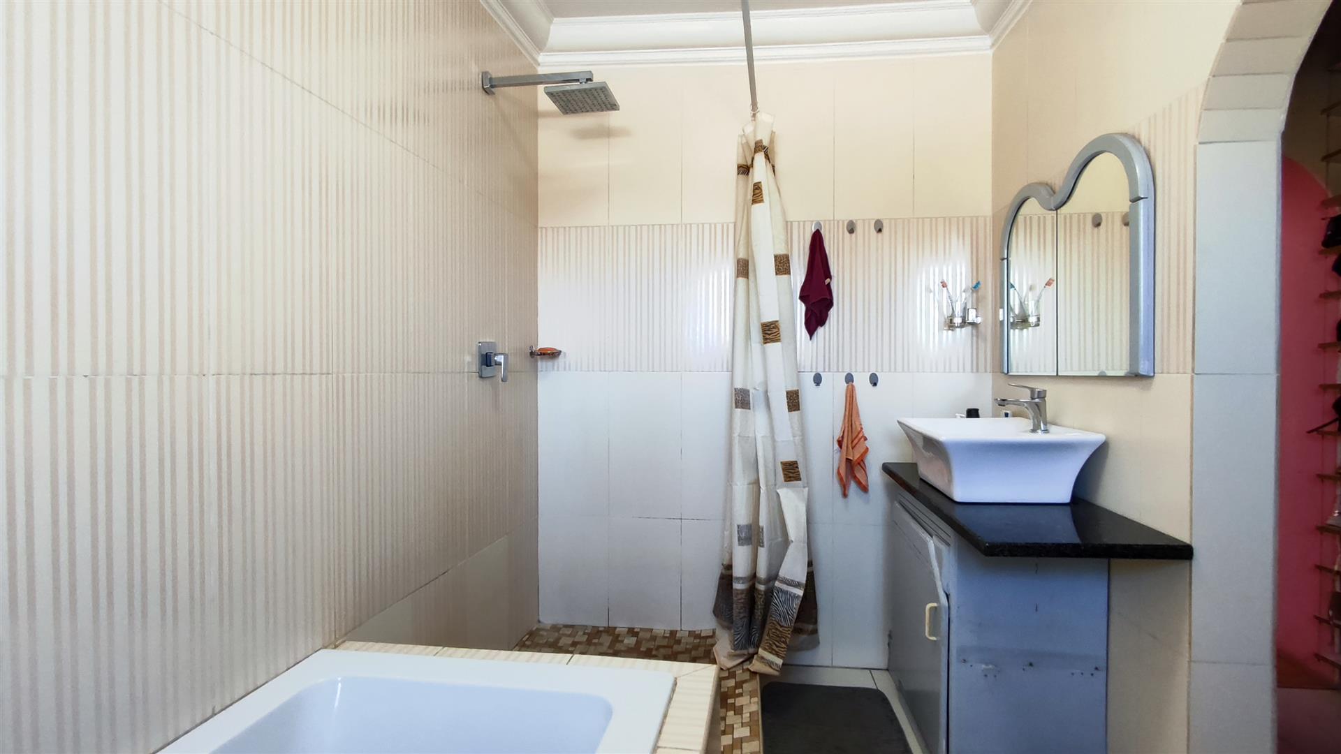 Main Bathroom - 8 square meters of property in Actonville