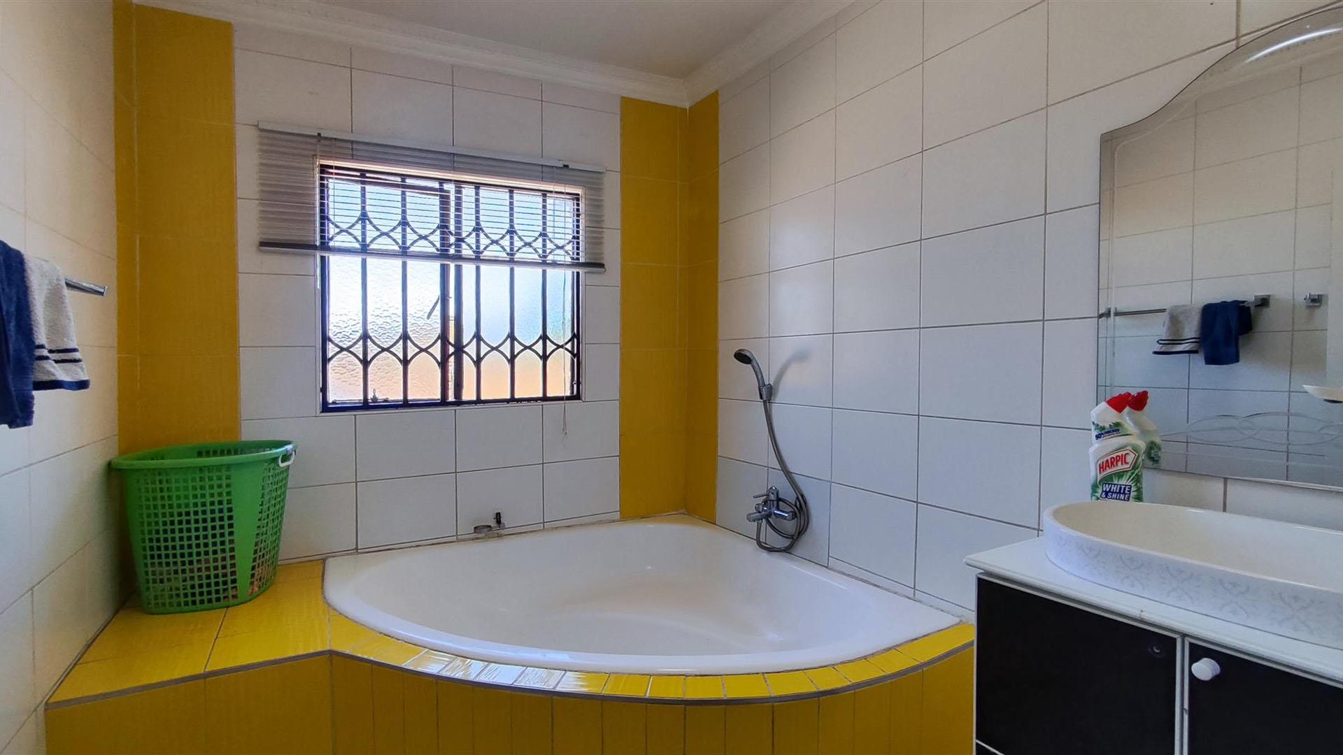 Bathroom 1 - 8 square meters of property in Actonville