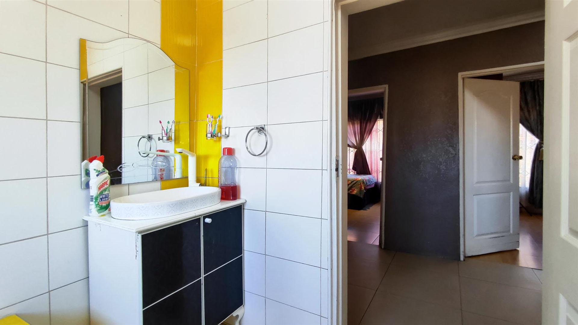 Bathroom 1 - 8 square meters of property in Actonville
