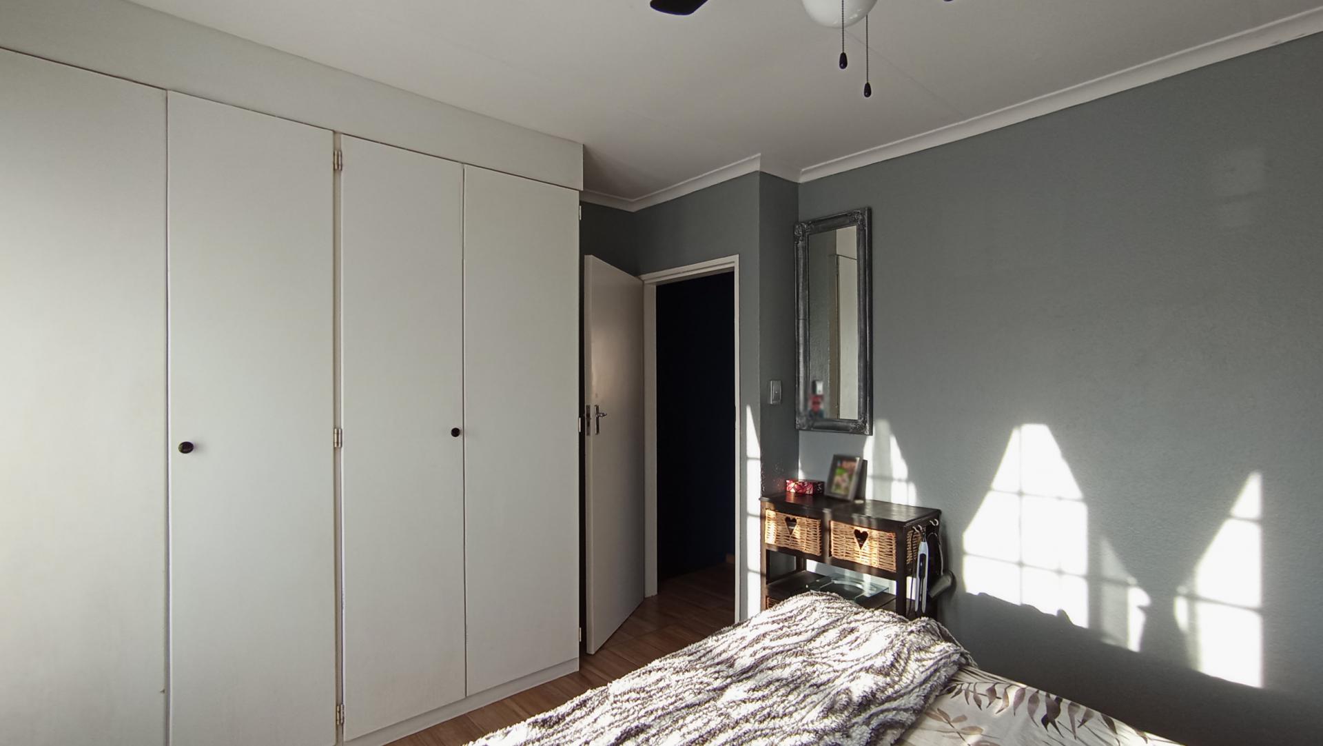 Bed Room 1 - 14 square meters of property in Wilgeheuwel 