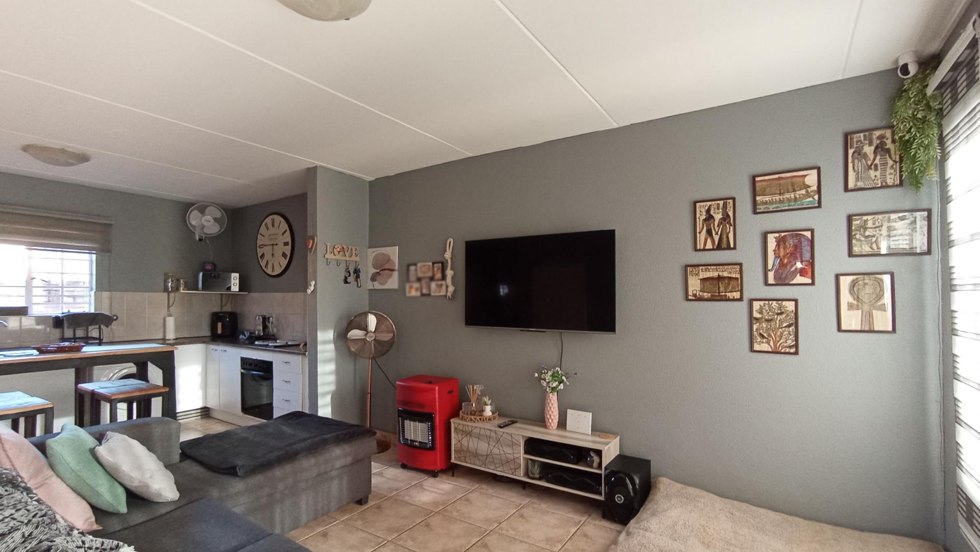 Lounges - 16 square meters of property in Wilgeheuwel 