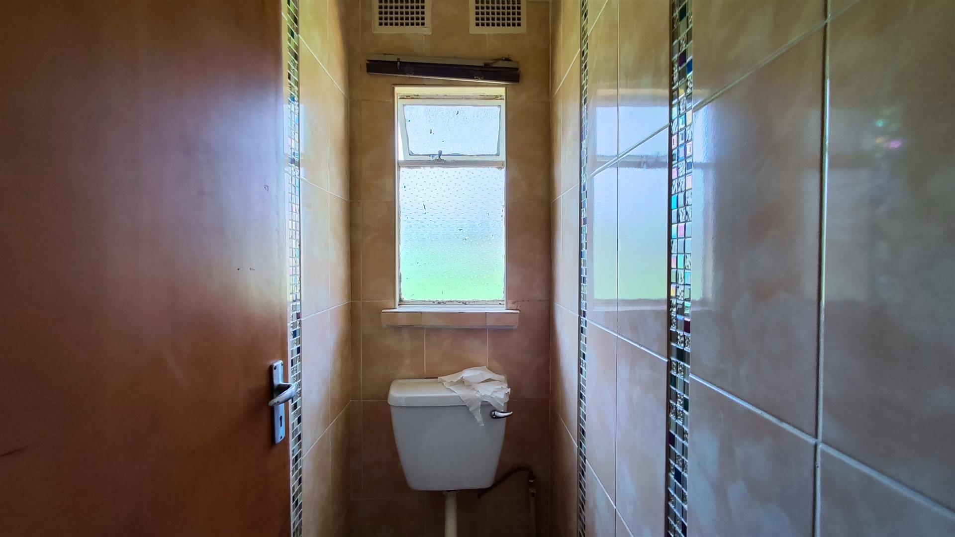 Bathroom 1 - 10 square meters of property in Sasolburg