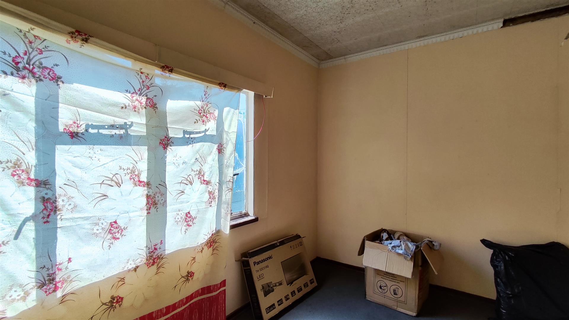 Bed Room 1 - 16 square meters of property in Sasolburg