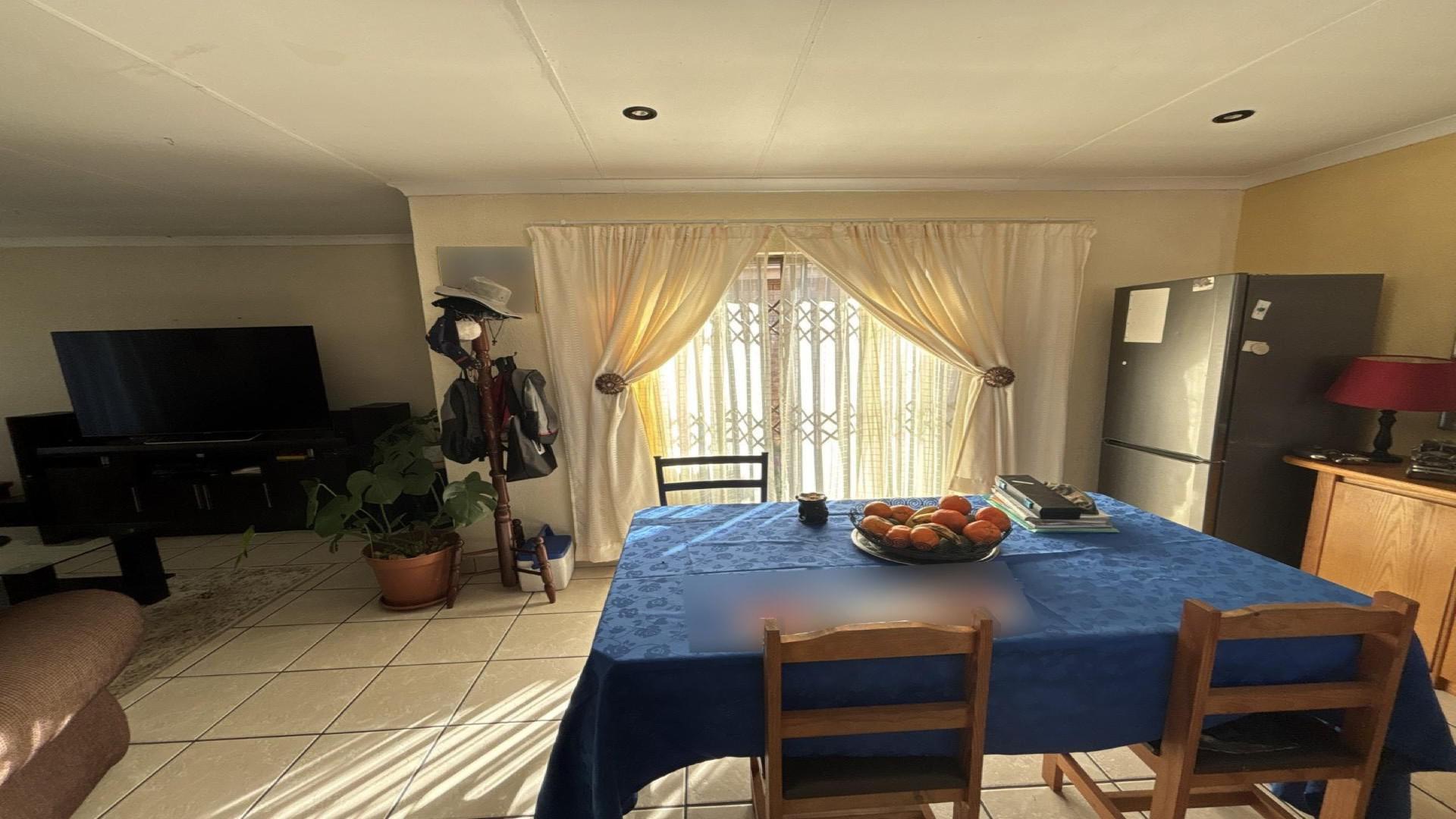Dining Room of property in Van Dykpark