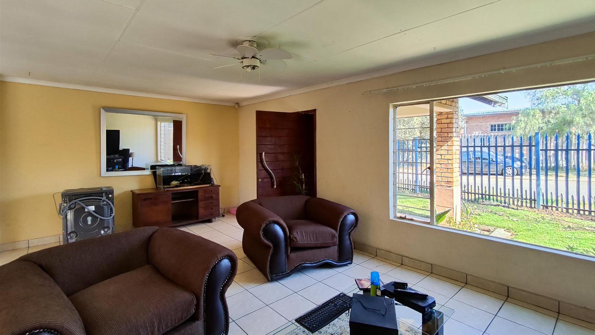 Lounges - 33 square meters of property in Van Dykpark
