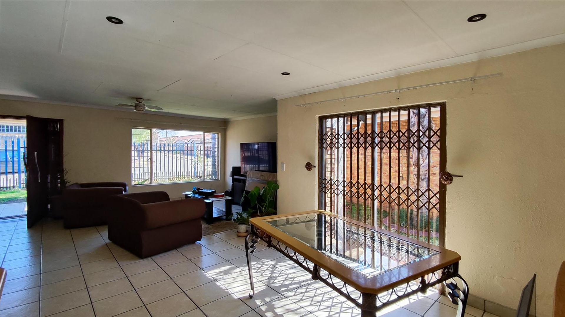 Dining Room - 12 square meters of property in Van Dykpark