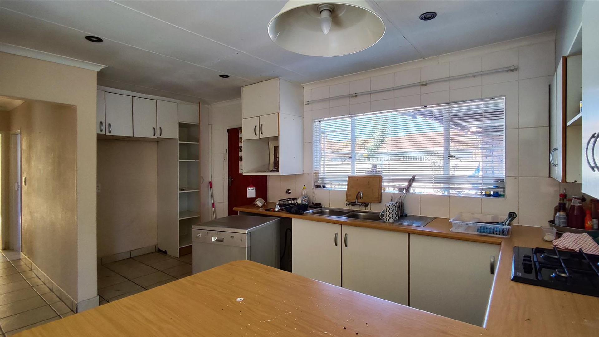 Kitchen - 16 square meters of property in Van Dykpark