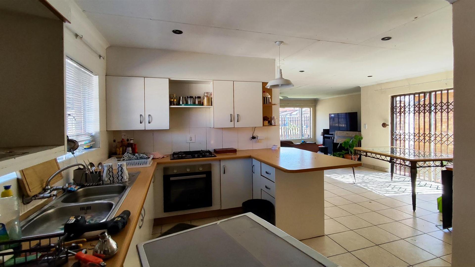 Kitchen - 16 square meters of property in Van Dykpark