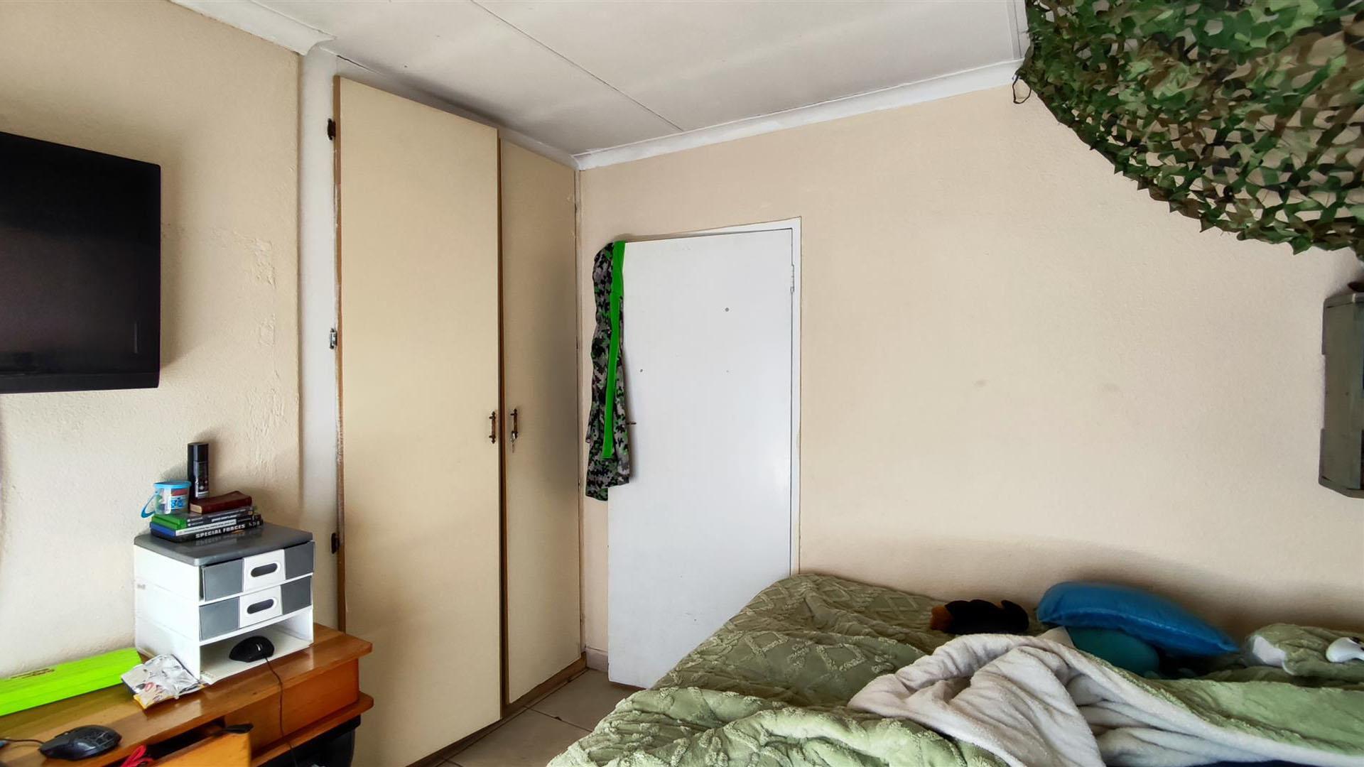 Bed Room 1 - 11 square meters of property in Van Dykpark