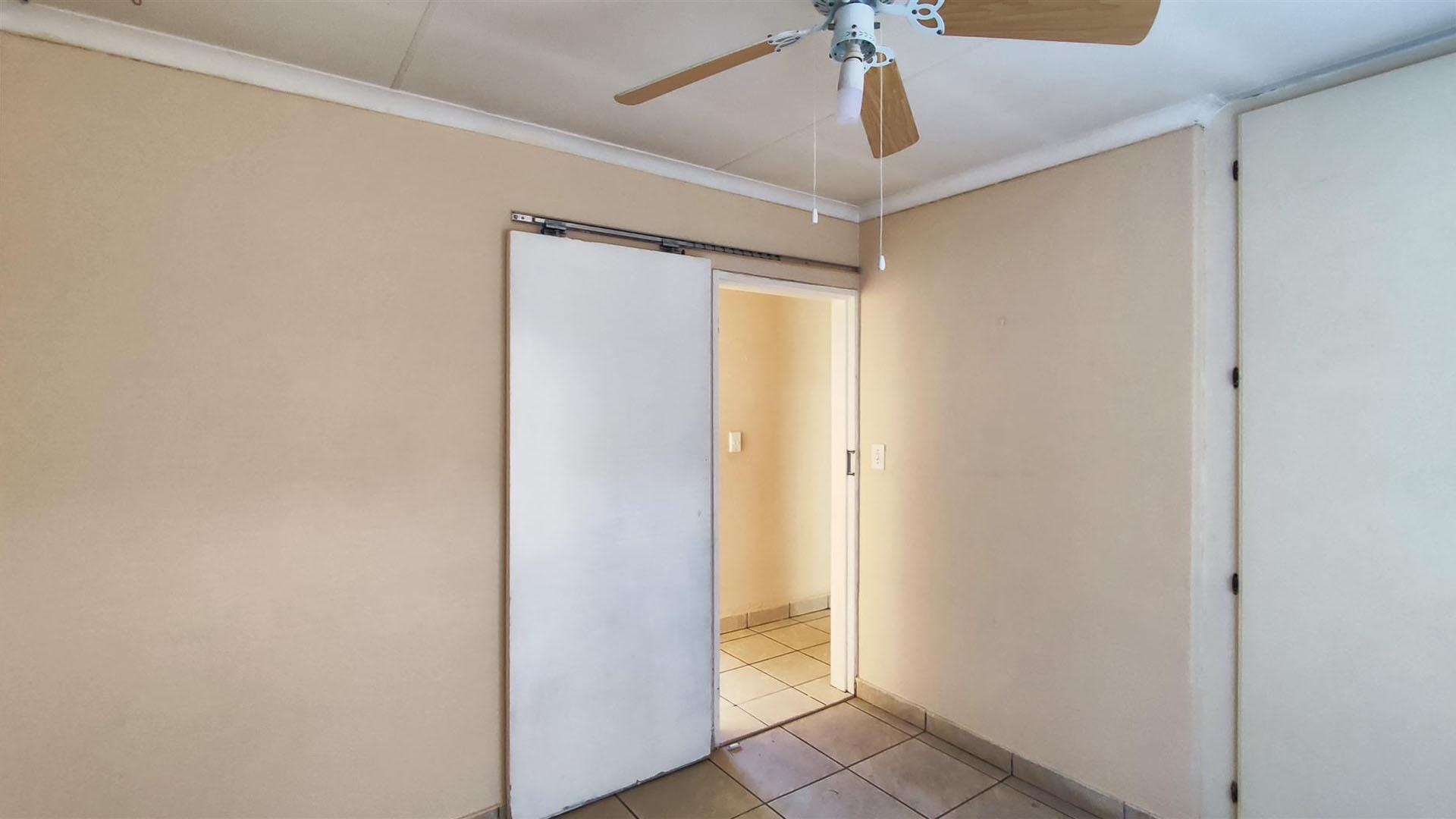 Bed Room 2 - 11 square meters of property in Van Dykpark