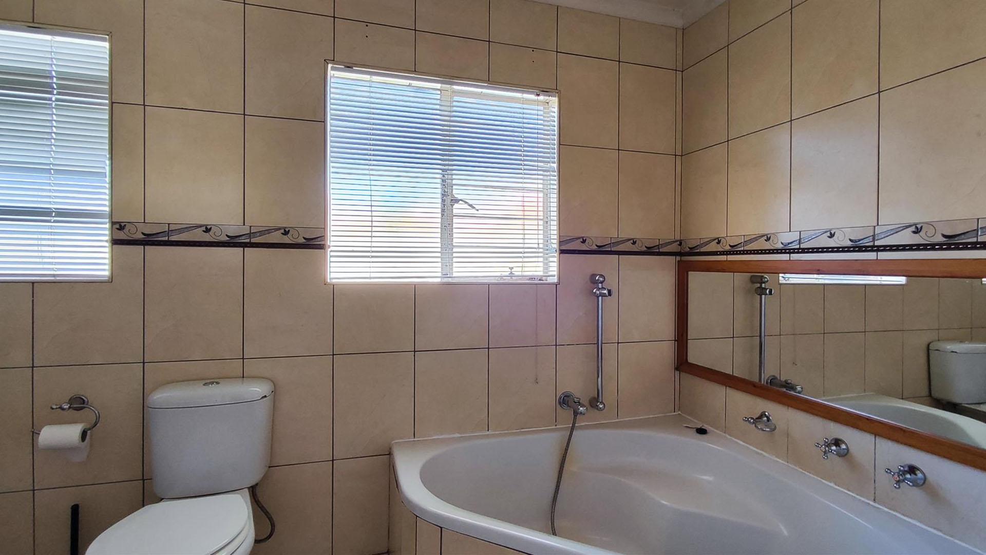 Bathroom 1 - 8 square meters of property in Van Dykpark