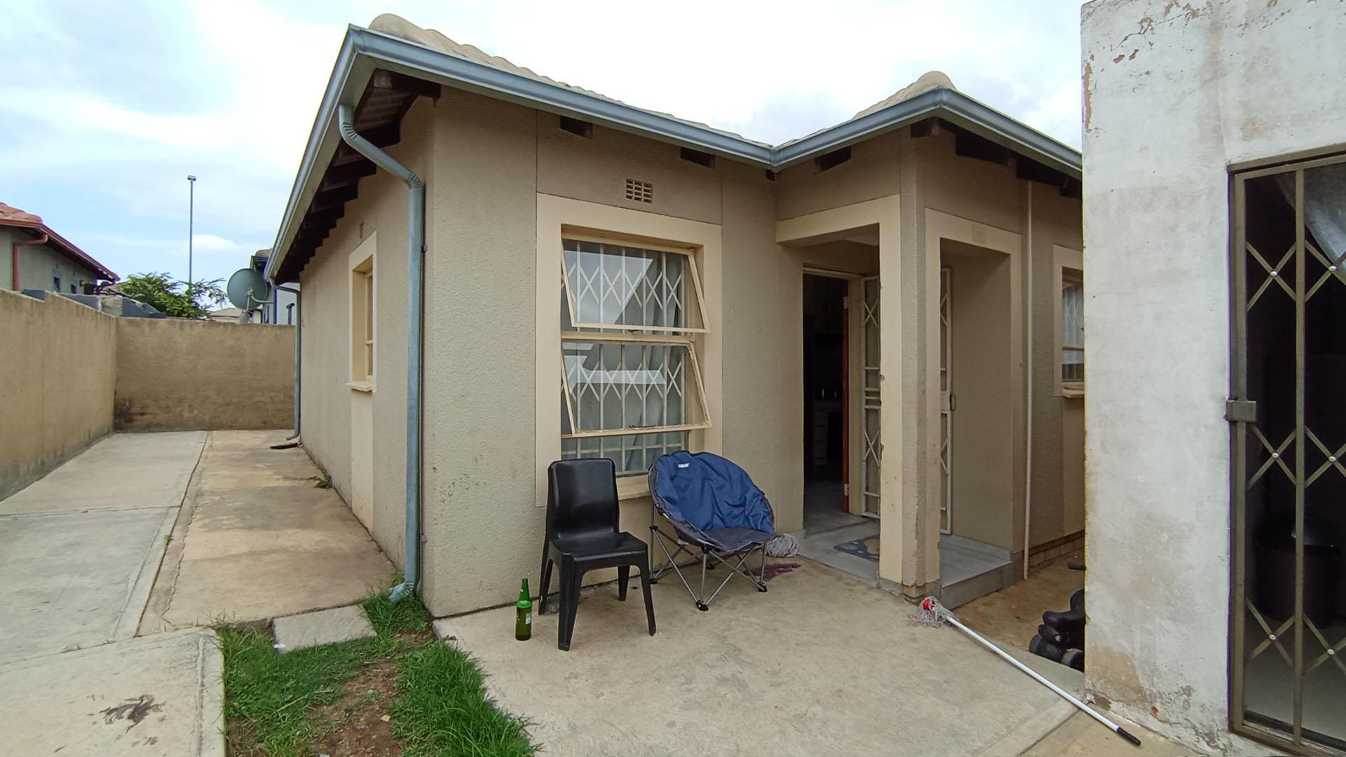 Front View of property in Riverside View