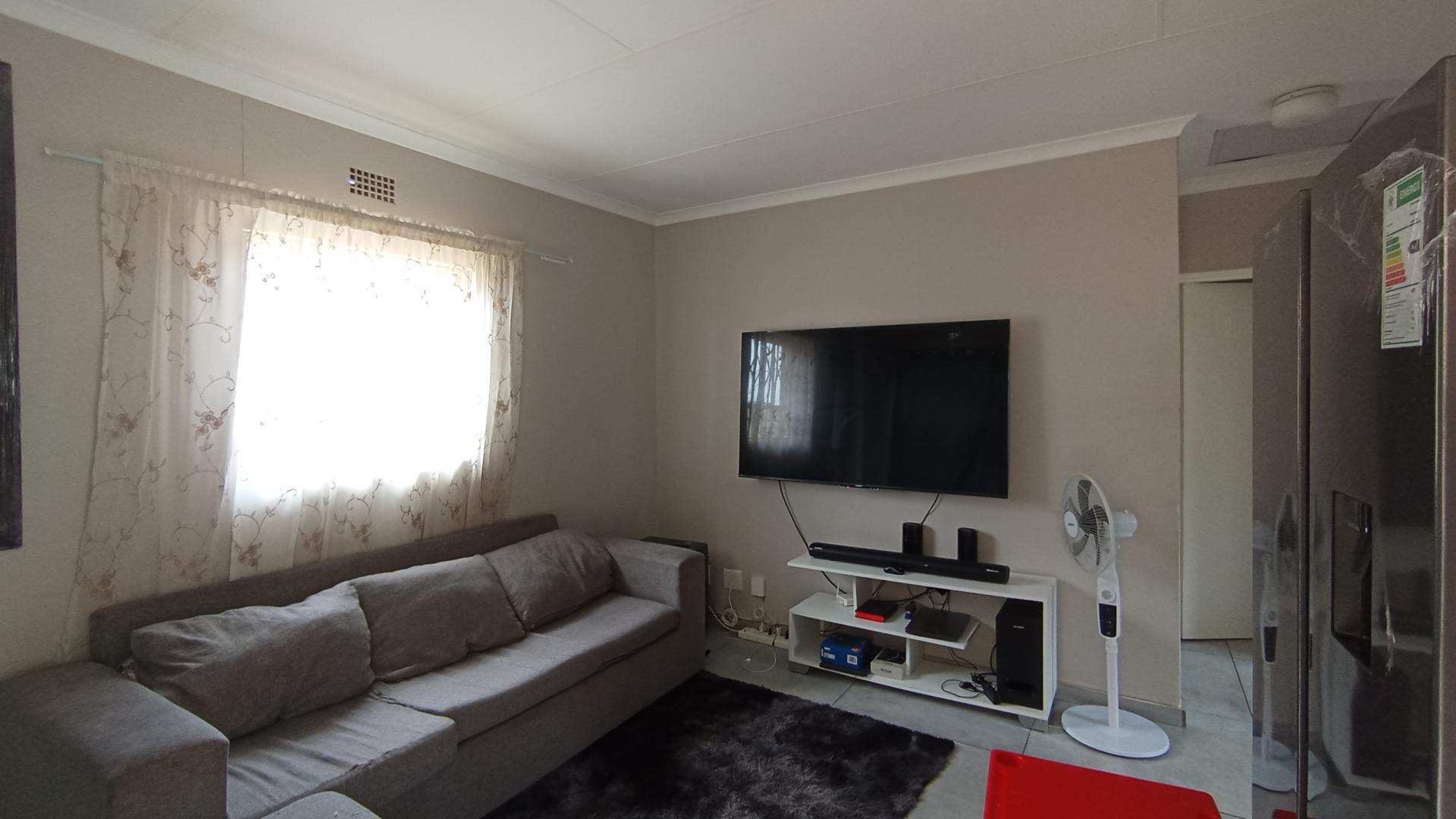 Lounges - 16 square meters of property in Riverside View