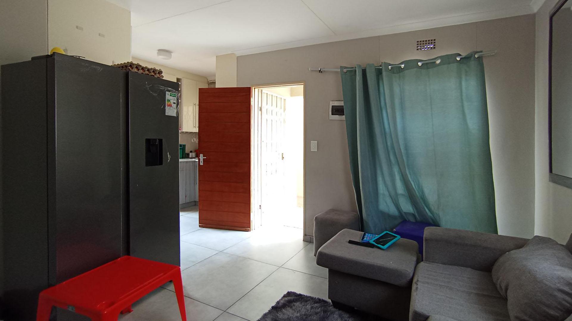 Lounges - 16 square meters of property in Riverside View