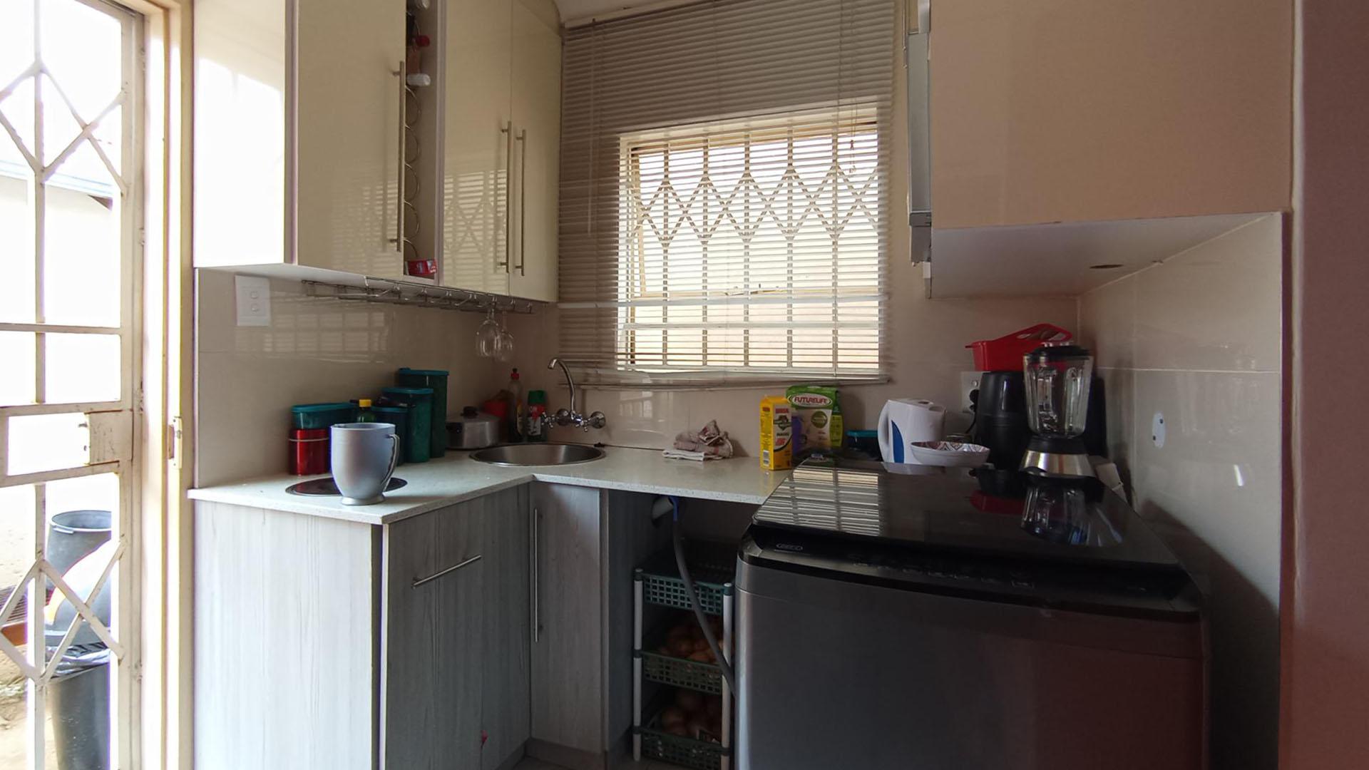 Kitchen - 7 square meters of property in Riverside View