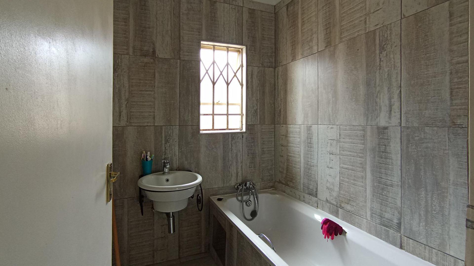 Bathroom 1 - 6 square meters of property in Riverside View