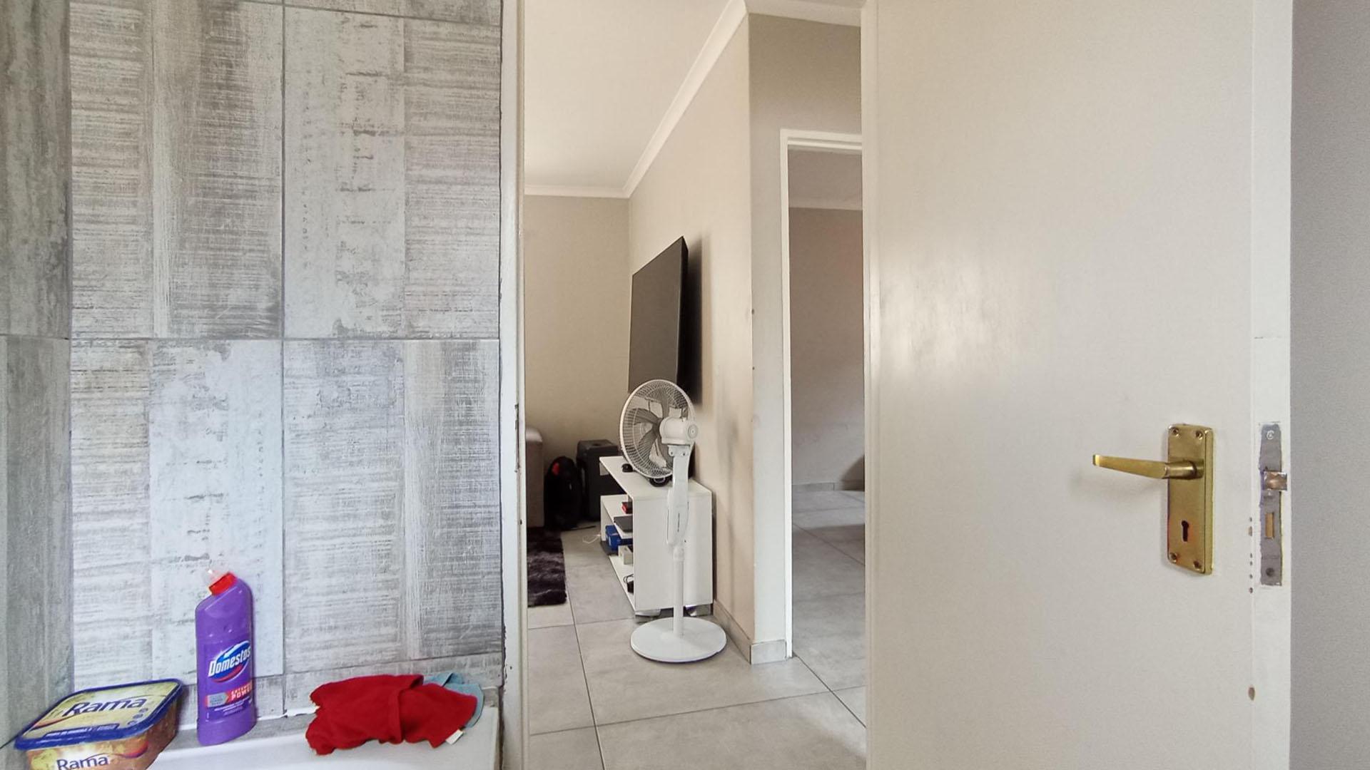 Bathroom 1 - 6 square meters of property in Riverside View