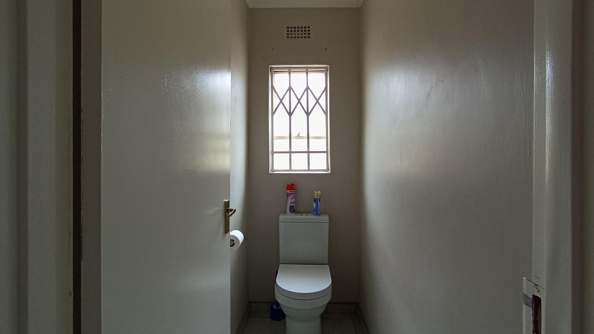 Bathroom 1 - 6 square meters of property in Riverside View