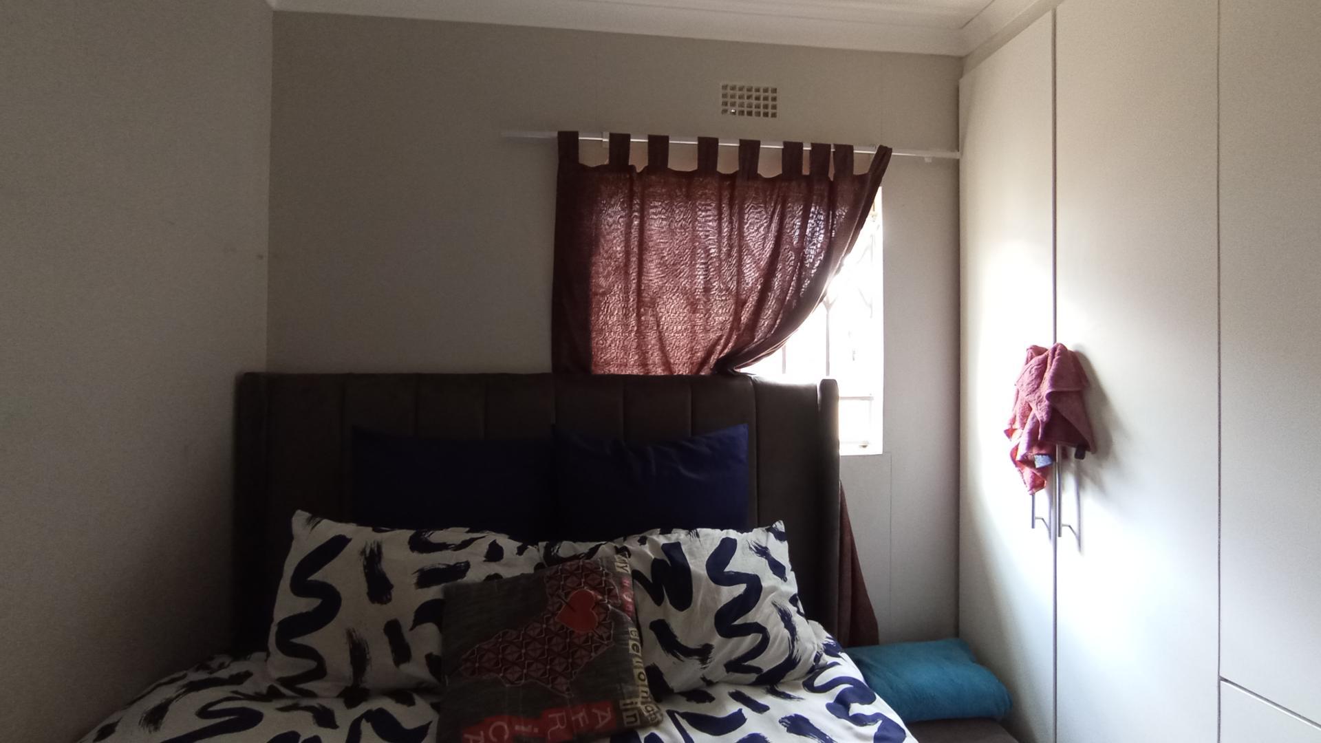 Bed Room 2 - 8 square meters of property in Riverside View
