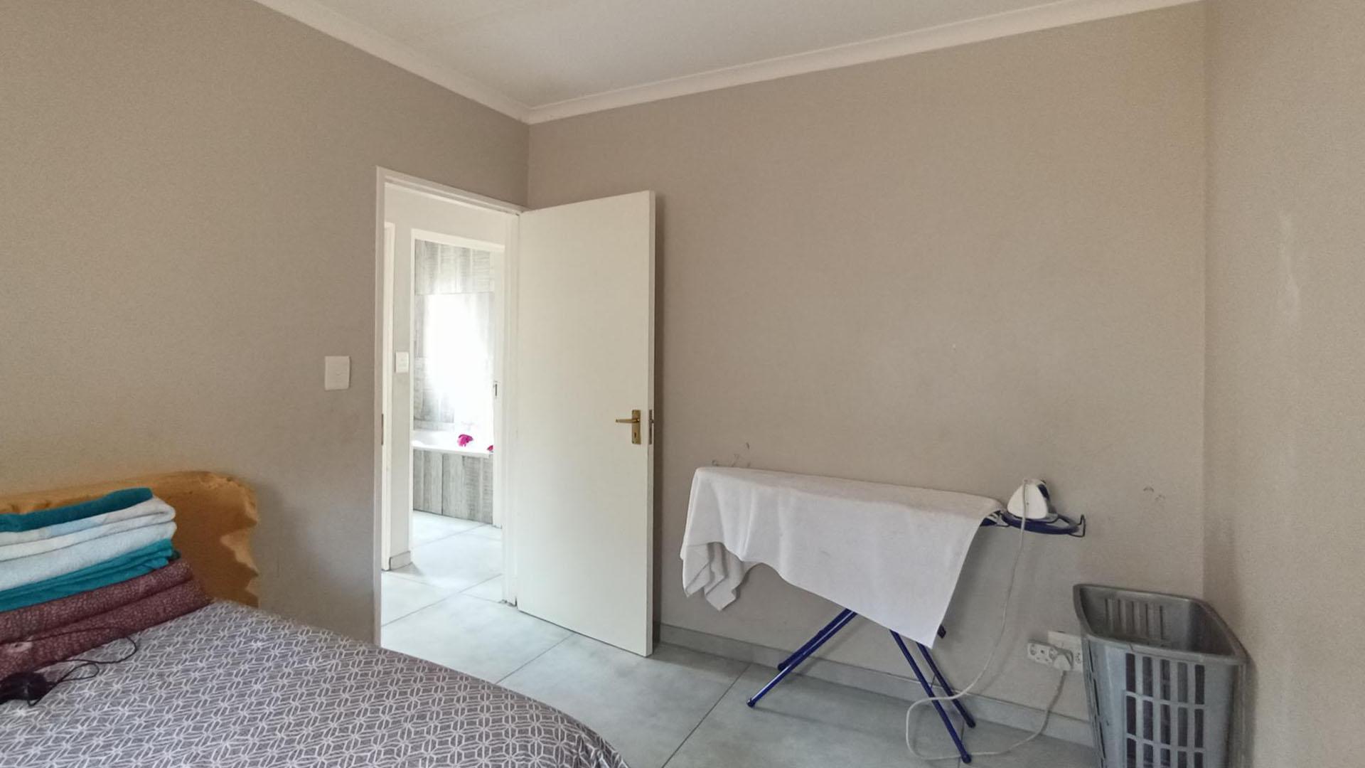 Bed Room 1 - 11 square meters of property in Riverside View