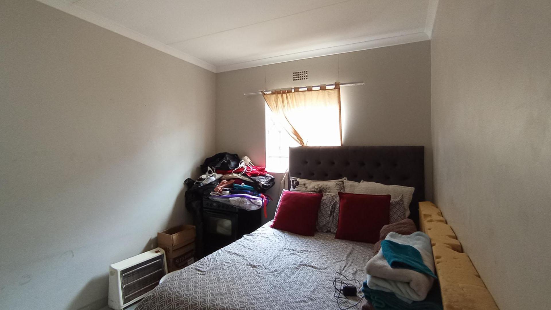 Bed Room 1 - 11 square meters of property in Riverside View