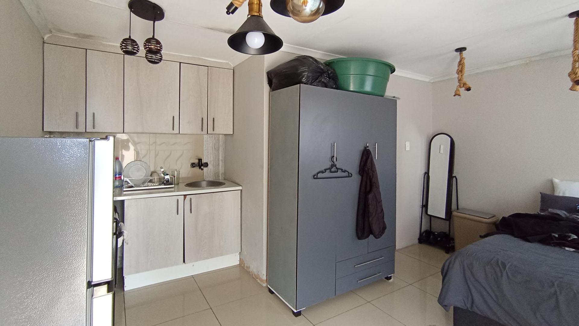 Flatlet - 17 square meters of property in Riverside View