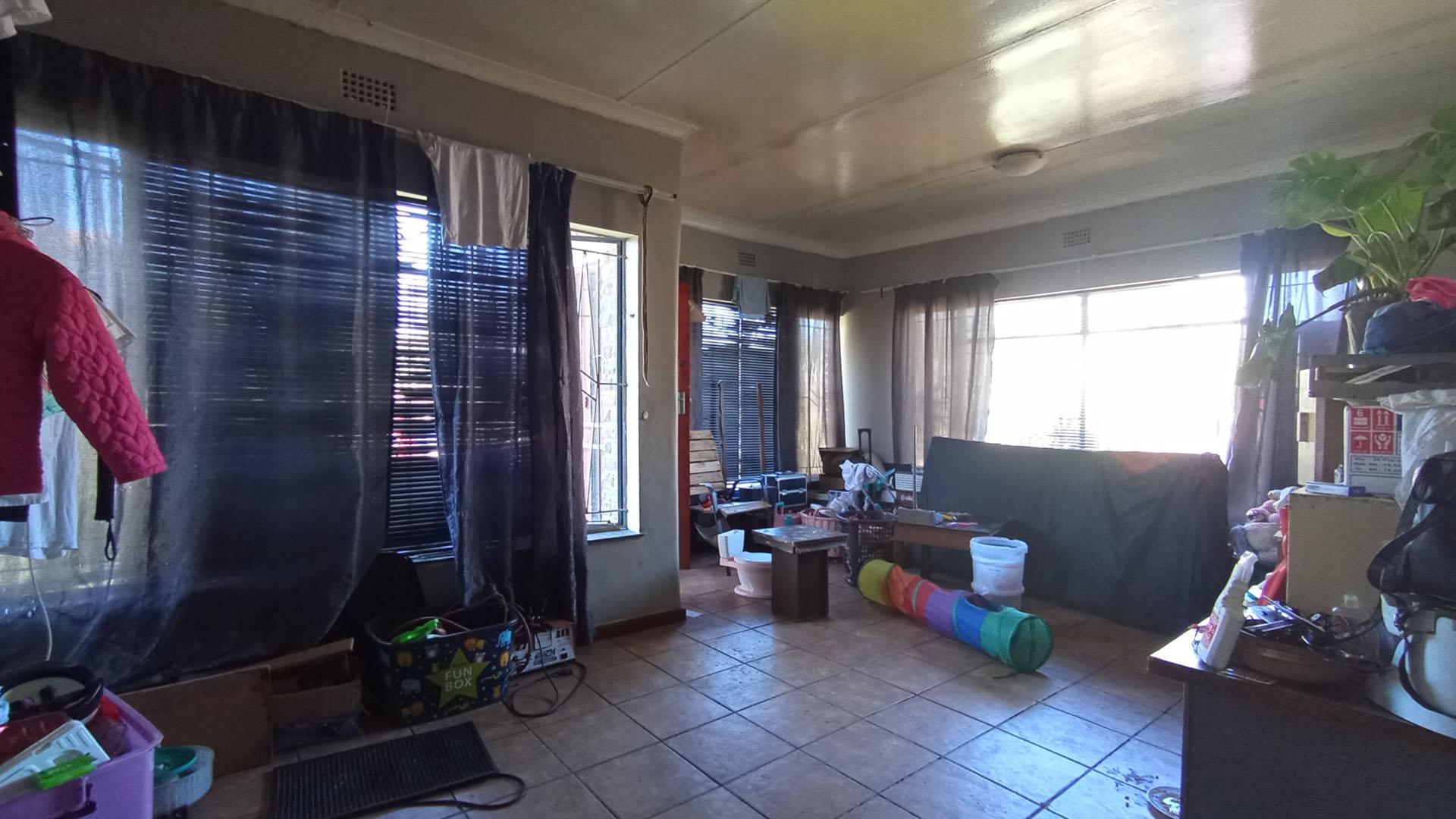 Lounges - 21 square meters of property in Booysens