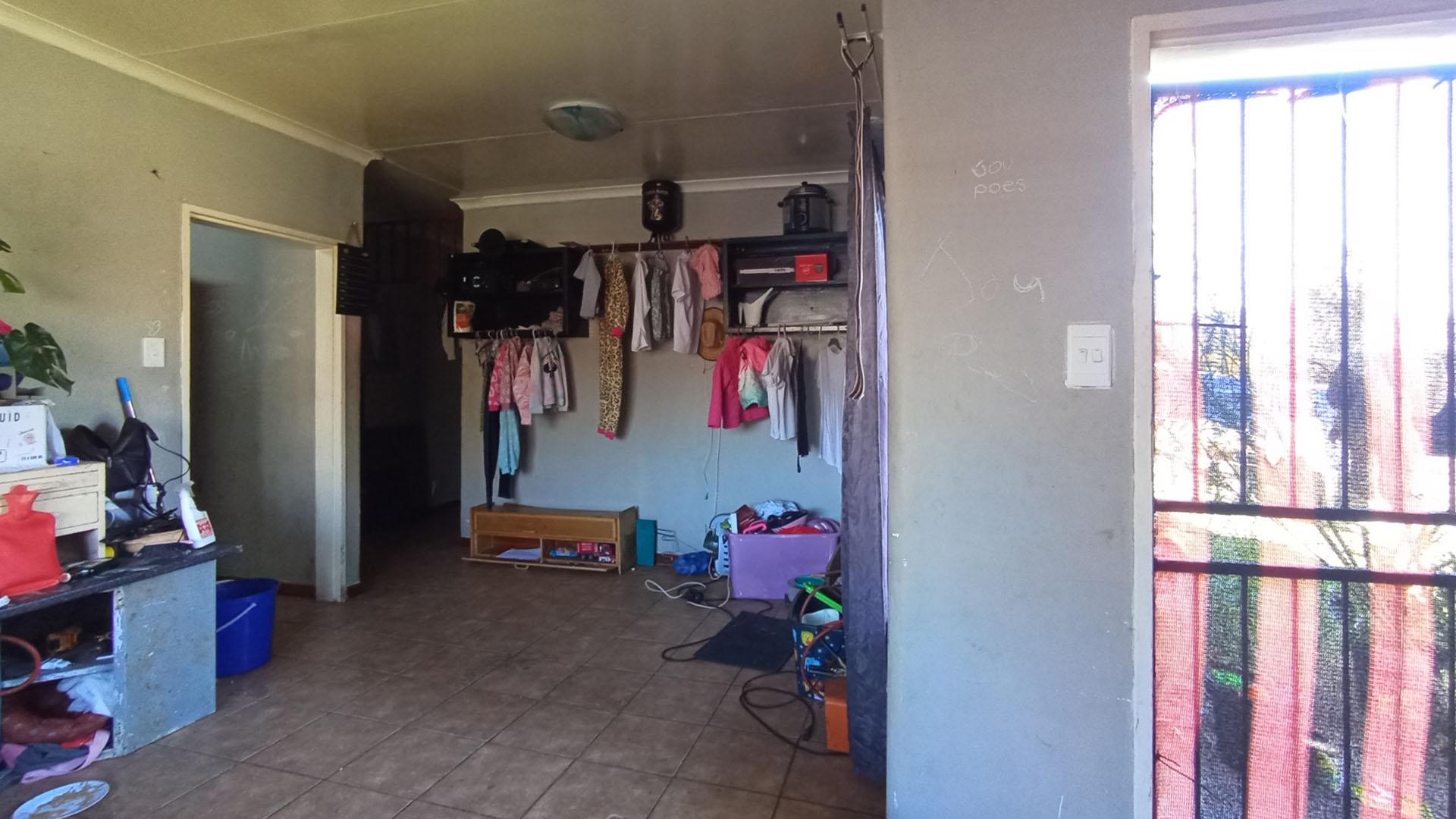 Lounges - 21 square meters of property in Booysens